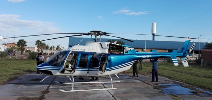 El helicóptero de la Provincia en el helipuerto del Hospital del Bicentenario tras realizar el traslado de cuatro pacientes desde la localidad de El Sauzalito