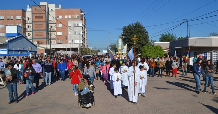 Multitudinaria procesión por las calles de la ciudad