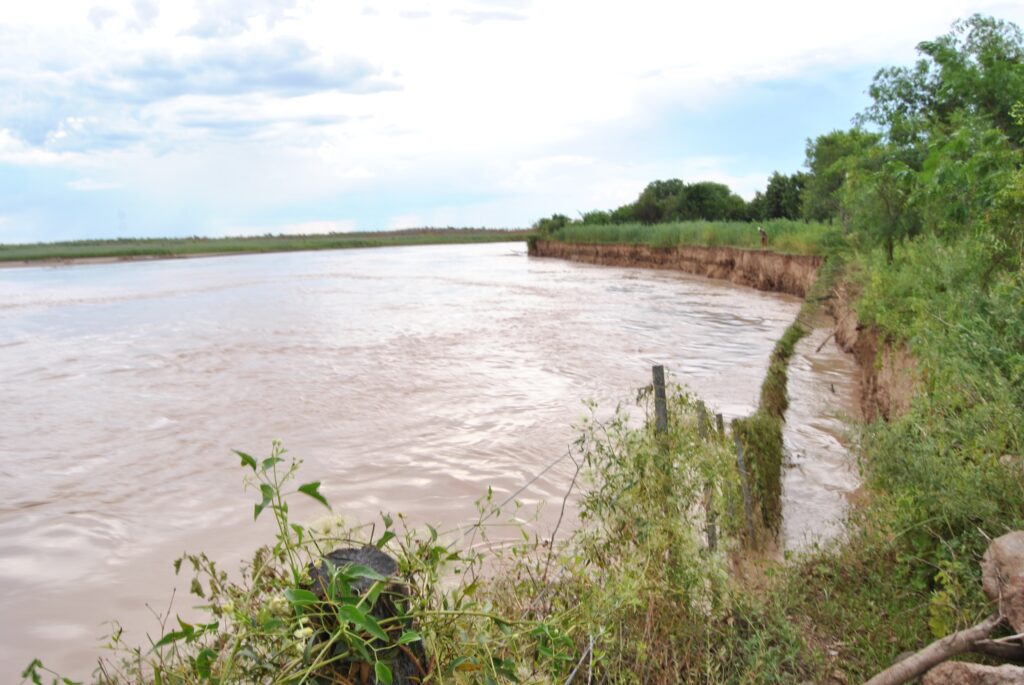 DESBORDE BERMEJO HACIA LA RUTA