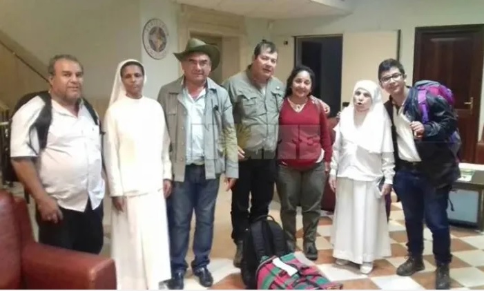 Quintín Gómez (con sombrero) en 2017, cuando viajó a Roma para una audiencia pública con el Papa Francisco. En la imagen están también Emerenciano Sena, Marcela Acuña y César Sena, los tres principales imputados del Caso Cecilia.