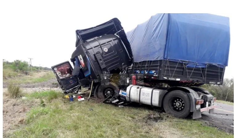 Dos Fallecidos En Un Accidente Vial Entre Un Camión Y Un Auto A La ...