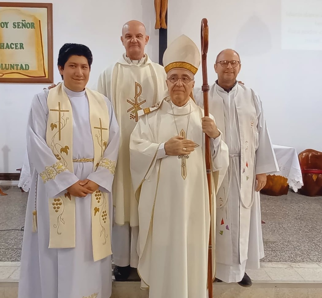 Con la presencia del obispo Hugo Barbaro y los demás sacerdotes parroquiales, el padre Mario quedó como nuevo párroco de Castelli. “Es una comunidad muy grande, es enorme y a la vez muy bueno poder afrontar este nuevo desafío de llegar con el mensaje de Dios a cada persona”, expresó.