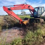 Sáenz Peña: el municipio ejecuta trabajos de limpieza y profundización de canales en el Parque Industrial