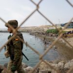 Crisis migratoria de Ceuta y el cruce masivo de la frontera: miles de jóvenes deambulan por la ciudad y ya son 43 las personas muertas en el mar