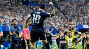 los-jugadores-argentinos-festejan-con-messi-el-gol-de-la-victoria-contra-inglaterra-foto-ap-QZ75ABJKS5GCZFICAB4ZGMUBD4