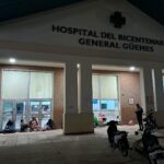 A la interperie y bajo el frío, así esperan para sacar un turno en el hospital de Castelli
