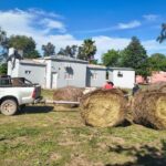 El municipio asiste a pequeños productores de Zaparinqui con rollos de pasto