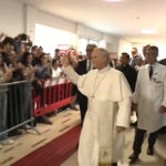 El papa León XIV salió del hospital tras ser dado de alta
